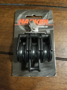 Harken 097653100454 345 29mm Triple Carbo Block - Swivel Becket Harken 097653100454 345 29mm Triple Carbo Block - Swivel Becket