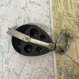 Ronstan Rf819 Aluminum Pulley With Shackle And Beckett